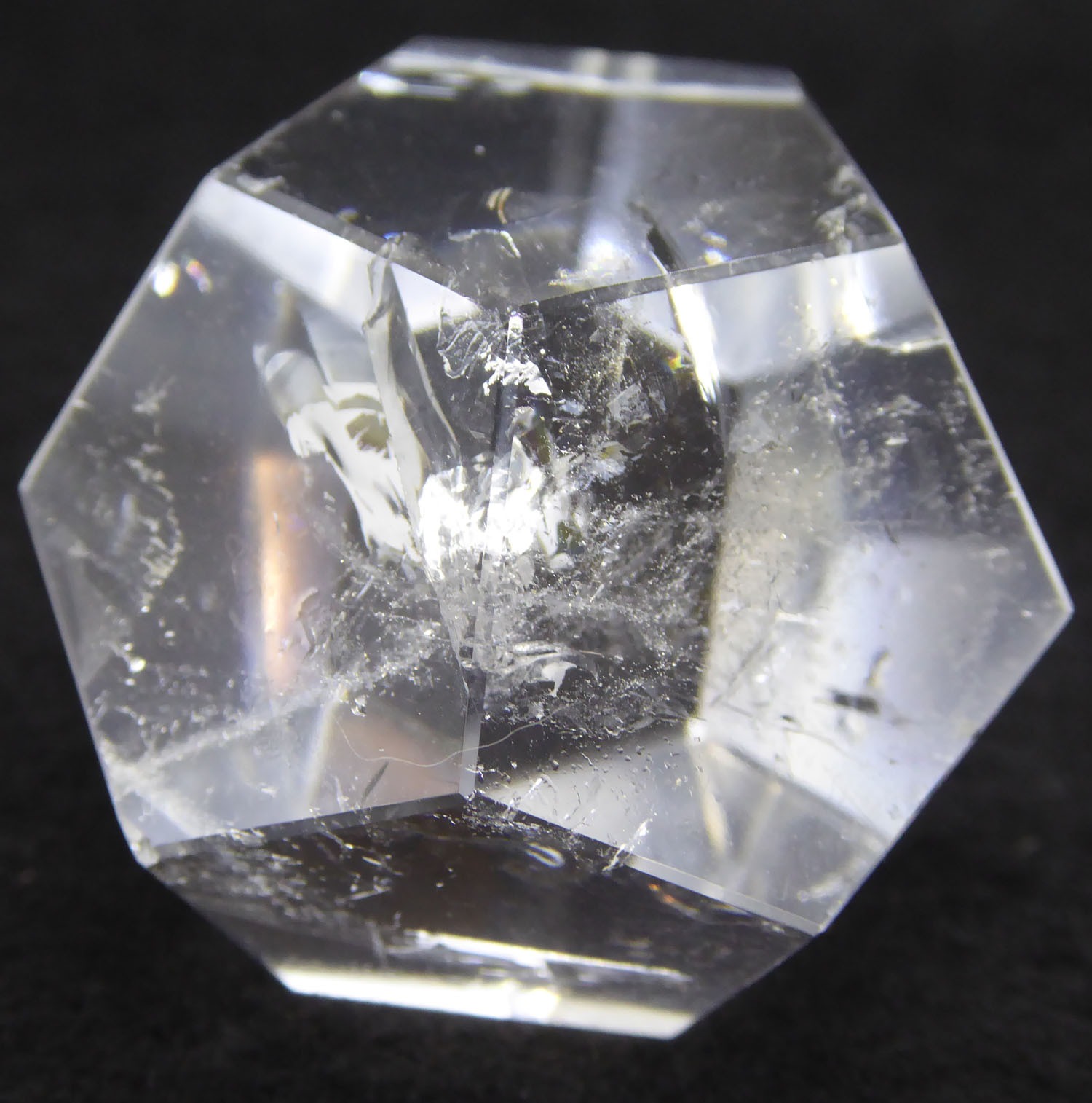 Sphere facettée en Cristal de Roche Formes en Cristal de Roche 150,00 €